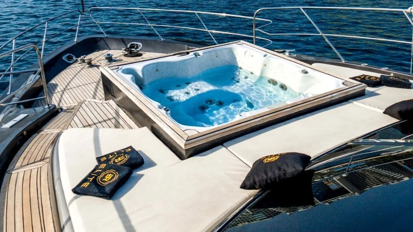 Elite Black Phantom Yacht - Photo 2
