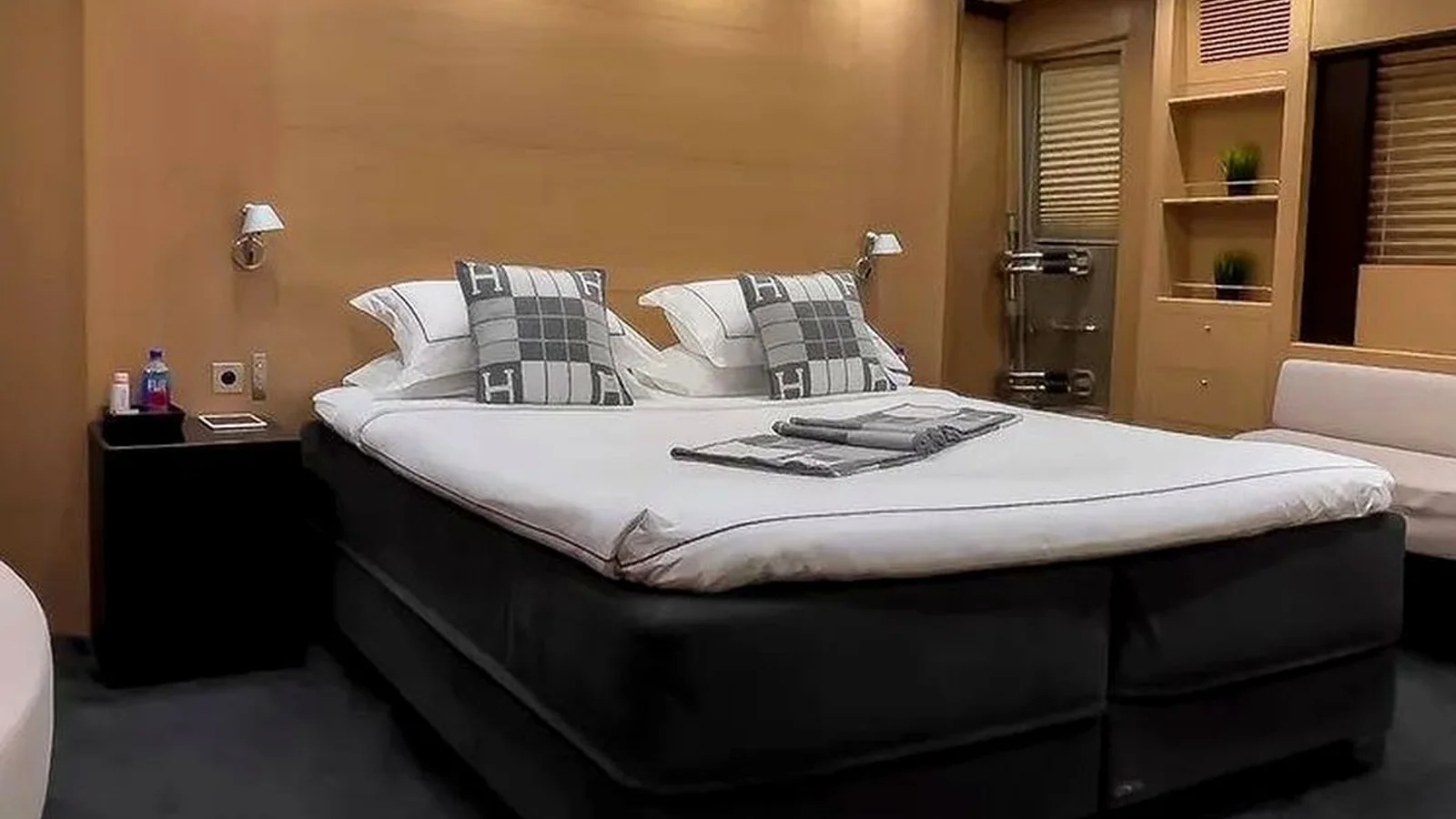 Elite Freedom Super Yacht 120 - Photo 5