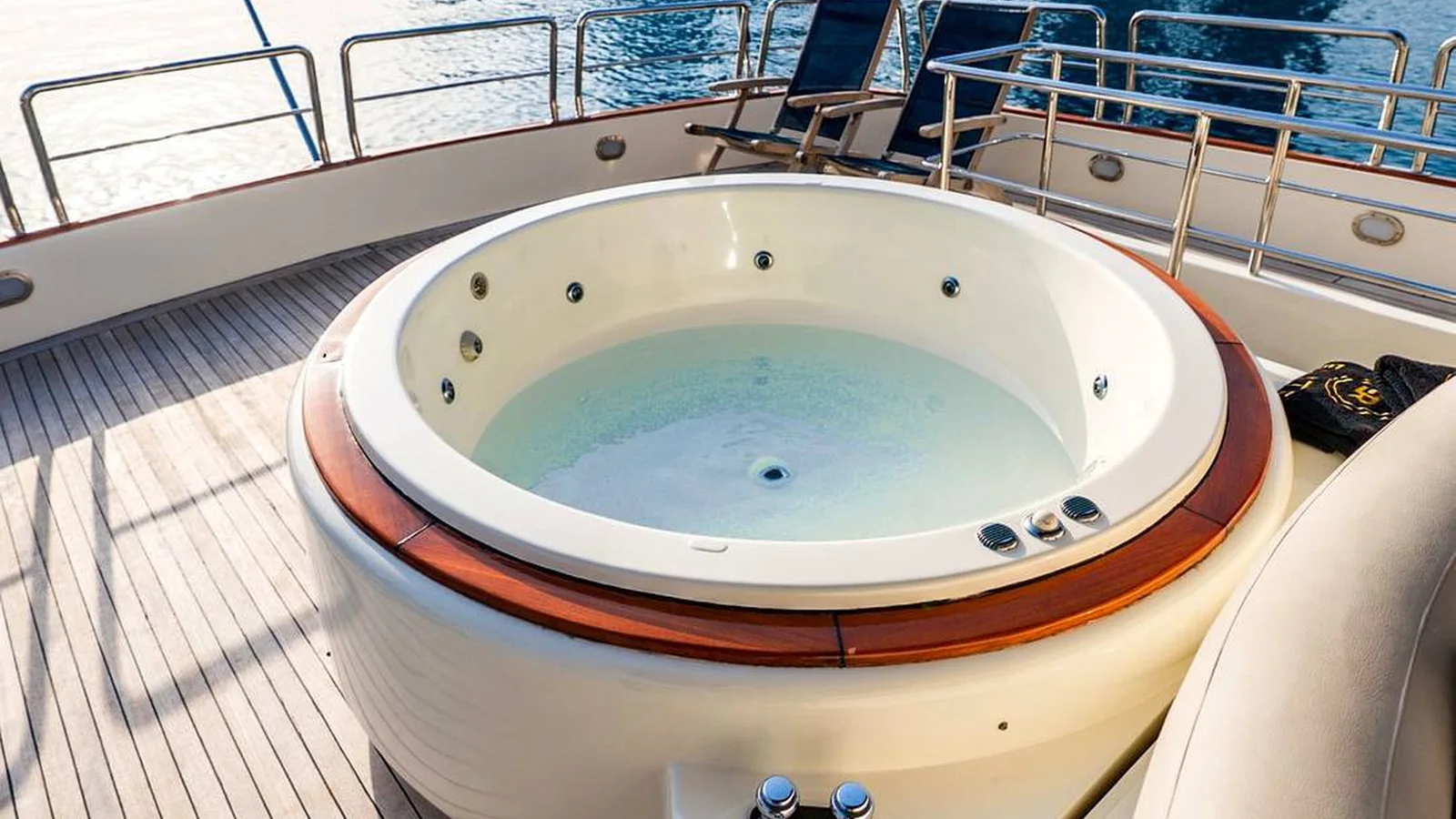 Elite XA1 Jacuzzi Azimut Super Yacht - Photo 3