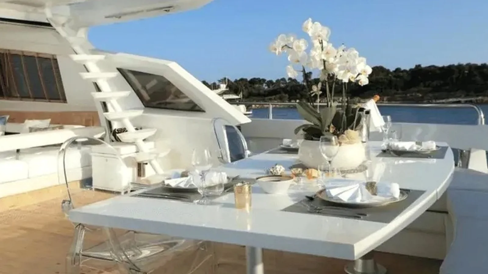 Elite Sorrento 100 Yacht - Photo 4