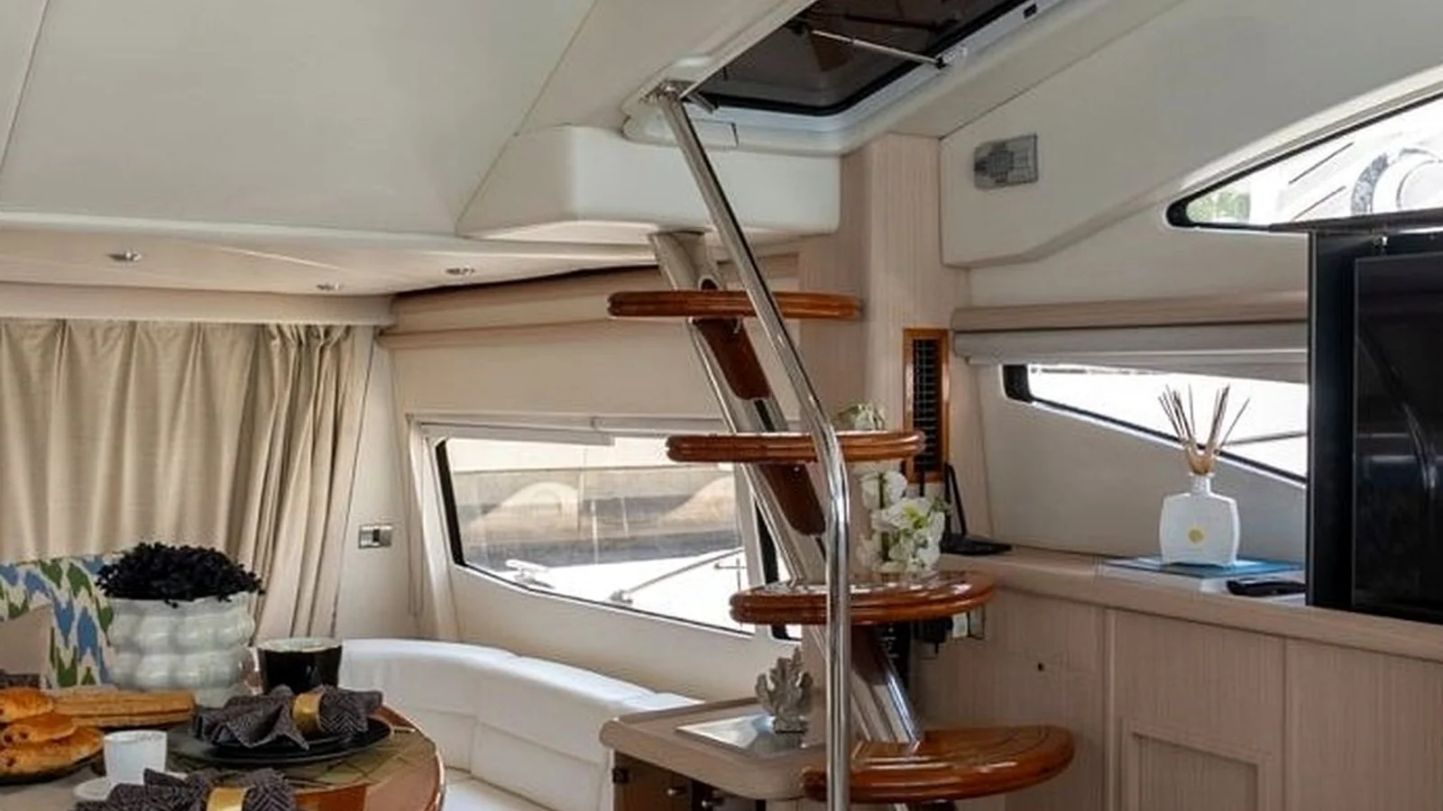 Elite White Rivera 70 Yacht - Photo 3